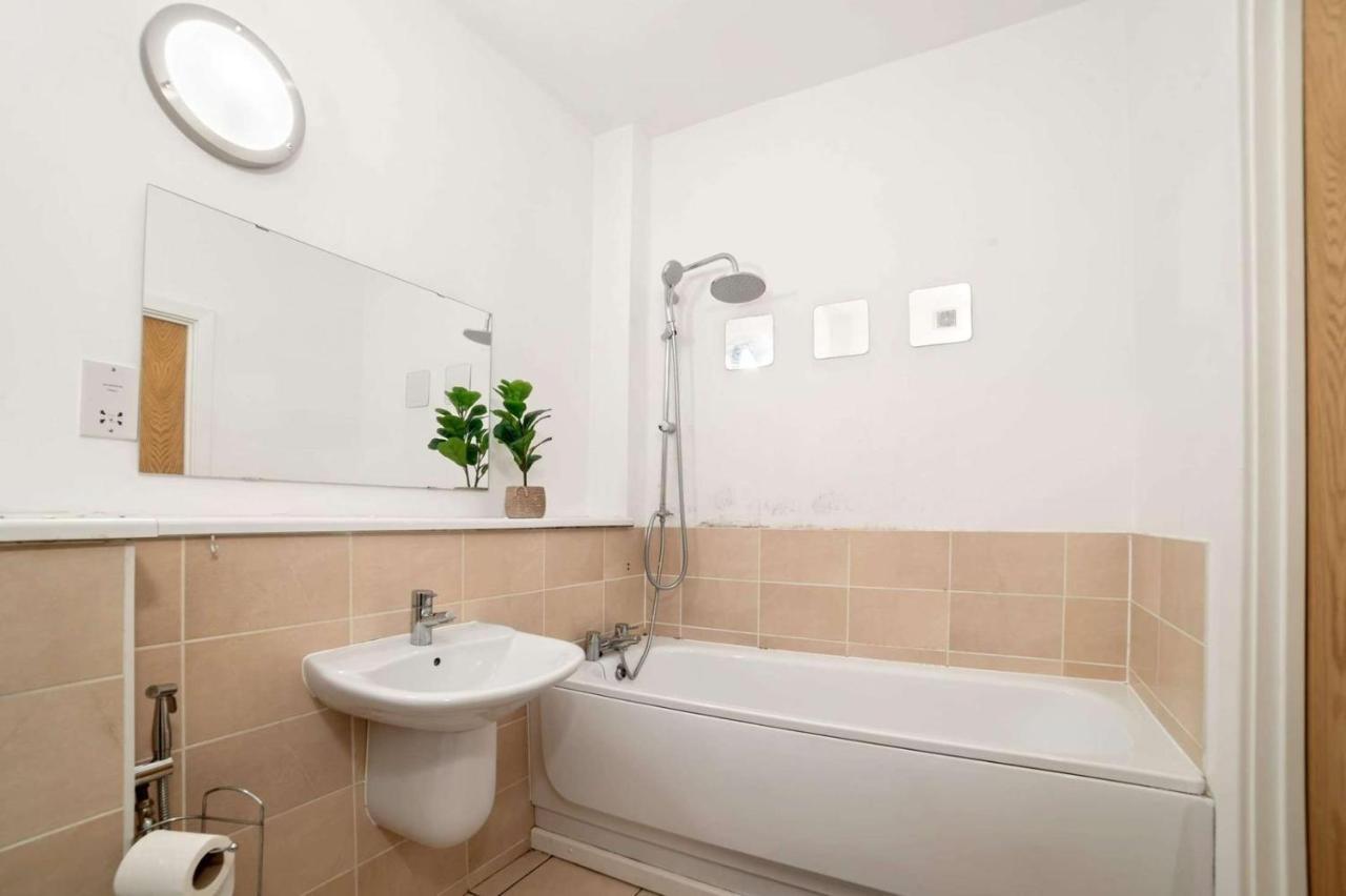 Spacious City Centre Apartment W/ Free Valet Parking เลสเตอร์ ภายนอก รูปภาพ