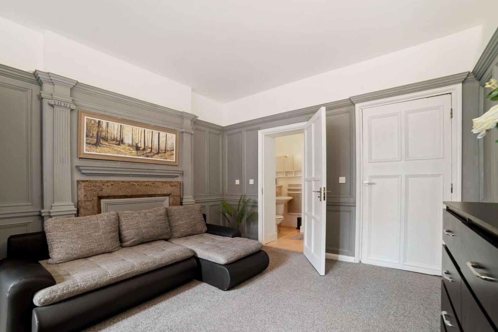 Spacious City Centre Apartment W/ Free Valet Parking เลสเตอร์ ภายนอก รูปภาพ