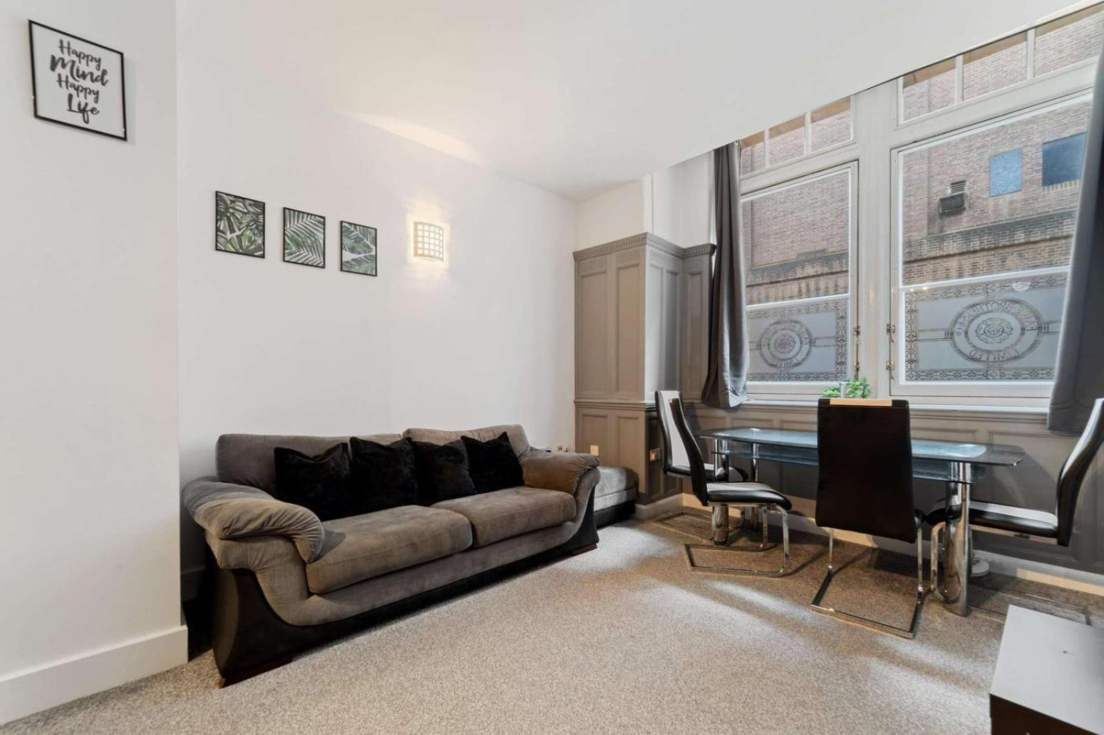 Spacious City Centre Apartment W/ Free Valet Parking เลสเตอร์ ภายนอก รูปภาพ